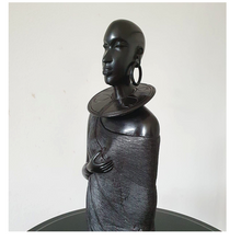 Load image into Gallery viewer, Maasai young adults Carving
